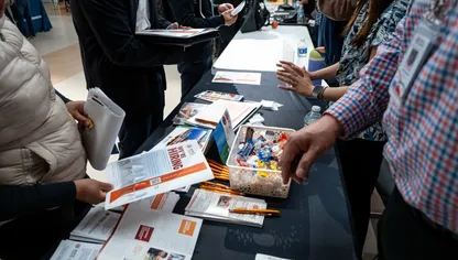 باحثون عن عمل يتحدثون مع مسؤولي التوظيف خلال معرض للوظائف في سان فرانسيسكو، الولايات المتحدة الأميركية - بلومبرغ