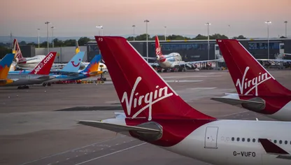 طائرة الخطوط الجوية فيرجن أتلانتيك على مدرج المطار بمطار مانشستر - المصدر: بلومبرغ