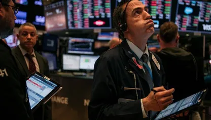 موظف في شركة تجارة أسهم في قاعة التداول ببورصة نيويورك للأوراق المالية - المصدر: بلومبرغ