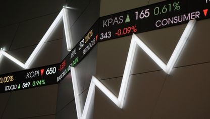 لوحة إلكترونية تعرض أسعار الأسهم داخل بورصة جاكرتا، إندونيسيا - بلومبرغ