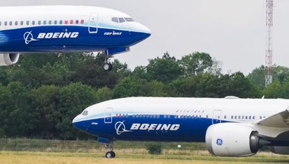 طائرة "بوينغ 737-10 ماكس" تهبط بجانب طائرة "بوينغ B777-9" أثناء عرض طيران في معرض باريس الجوي في لوبورجيه، باريس، فرنسا - المصدر: بلومبرغ