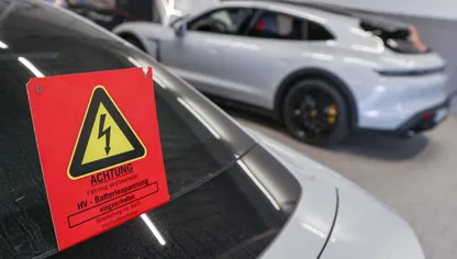 لافتة تحذير من الجهد العالي على سيارة "بورشه" الكهربائية من طراز "تايكان" في أحد معارض السيارات بمدينة دورتموند، ألمانيا - بلومبرغ