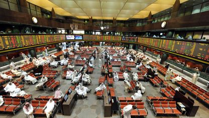 متداولون داخل بورصة الكويت يتابعون حركة الأسهم - المصدر: بلومبرغ