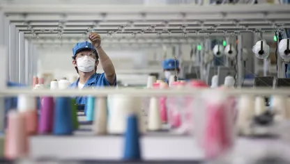 موظف يعمل على آلة حياكة في مصنع شركة "شيما سيكي" في واكاياما، اليابان. 12 سبتمبر 2017 - بلومبرغ