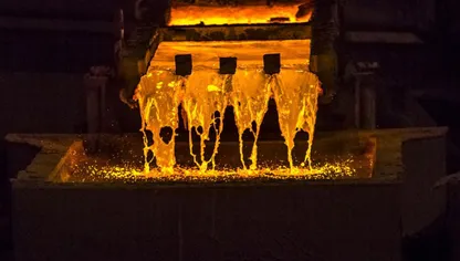 نحاس منصهر يُصب في قوالب السيراميك - المصدر: بلومبرغ