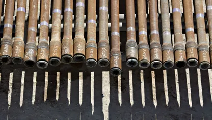 أنابيب الحفر بالقرب من منصة حفر تابعة لشركة "نابورز إندستريز" التابعة لشركة "شيفرون كورب" في حوض بيرميان بالقرب من ميدلاند، تكساس، الولايات المتحدة - المصدر: بلومبرغ