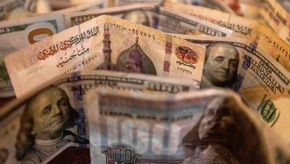 أوراق نقدية من الجنيه المصري والدولار الأميركي. - المصدر: بلومبرغ