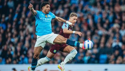 عمر مرموش، لاعب مانشستر سيتي، وماتي كاش، لاعب أستون فيلا، خلال مباراة الدوري الإنجليزي الممتاز بين مانشستر سيتي وأستون فيلا على ملعب الاتحاد، مانشستر، إنجلترا 22 أبريل 2025 - فيسبوك