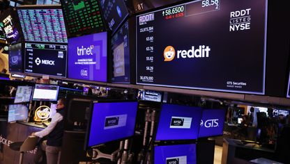 شعار شركة "ريديت" على شاشة خلال عمل المتداولين في بورصة نيويورك - المصدر: غيتي إيمجز