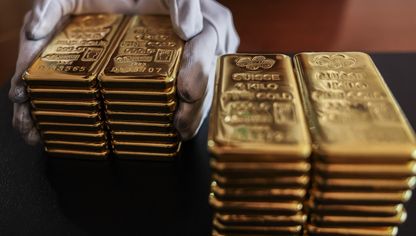 موظف يتعامل مع سبائك ذهبية يبلغ وزنها كيلوغراماً واحداً في المقر الرئيسي لشركة (YLG Bullion International Co)، في بانكوك، تايلندا - بلومبرغ