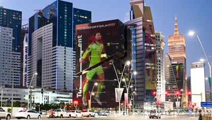 ملصق إعلاني للحارس الألماني مانويل نوير يغطي واجهة مبنى في الخليج الغربي بالدوحة. قطر - المصدر: بلومبرغ