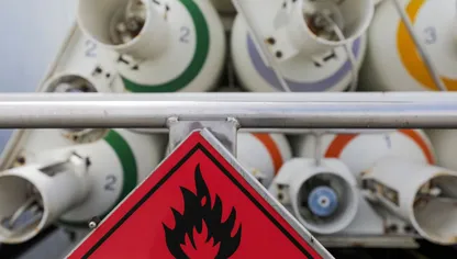 لافتة تحذر من خطر الاشتعال أمام خزانات هيدروجين - المصدر: بلومبرغ