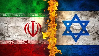 صورة تعبيرية للعلمين الإسرائيلي والإيراني - رويترز 