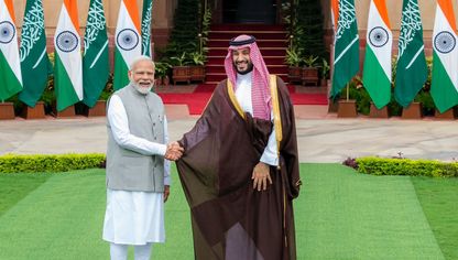 ولي العهد السعودي الأمير محمد بن سلمان يصافح رئيس الوزراء الهندي ناريندرا مودي خلال استقباله في نيودلهي، الهند في 11 سبتمبر 2023 - المصدر: واس