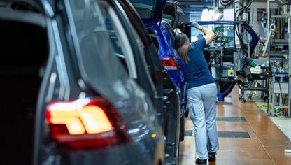 عاملة على خط تجميع سيارة "غولف" بمصنع "فولكس واجن" في فولفسبورغ، ألمانيا - المصدر: بلومبرغ