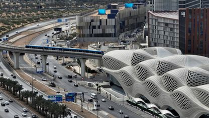 قطار الرياض يشق طريقه بالقرب من مركز الملك عبدالله المالي في العاصمة السعودية. - رويترز 