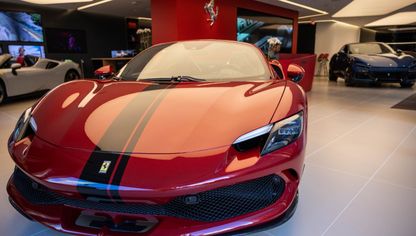 سيارة "فيراري 296 GTS" في أحد المعارض بشارع "بارك أفينيو" في نيويورك، الولايات المتحدة، يوم الثلاثاء 4 فبراير 2025 - بلومبرغ