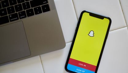 شعار تطبيق "سناب" على هاتف ذكي في سانت توماس، جزر فيرجن، الولايات المتحدة، يوم 29 يناير 2021. النتائج المخيبة التي أعلنت عنها شركة "سناب" أثارت مخاوف بشأن الإنفاق على الإعلانات عبر الإنترنت - المصدر: بلومبرغ