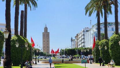 مشاه يتجولون في شارع محمد الخامس وسط العاصمة الرباط، المملكة المغربية - المصدر: بلومبرغ