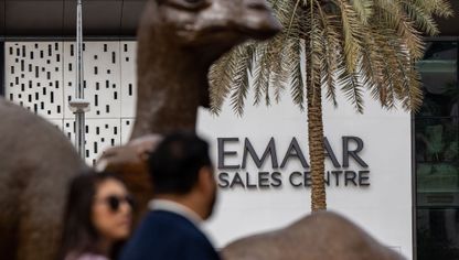 مكتب مبيعات "إعمار العقارية" في دبي يوم 2 يناير 2022. تضم منصة "نمشي" للتسوق الإلكتروني التي تبيعها الشركة، مجموعة من الأزياء من أكثر من 700 ماركة عالمية، ولديها تطبيق للهواتف، بحسب موقعها الإلكتروني - المصدر: بلومبرغ