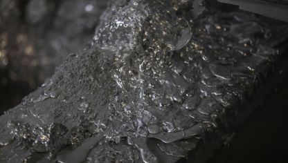 كومة من الألمنيوم المنصهر - المصدر: بلومبرغ