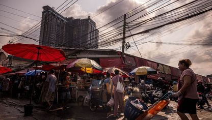 عمال ومتسوقون تحت أشعة الشمس الحارقة أثناء ارتفاع درجات الحرارة في العاصمة التايلندية بانكوك - المصدر: بلومبرغ