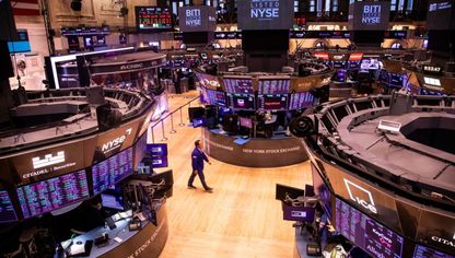 سمسار يسير داخل بورصة نيويورك للأوراق المالية (NYSE) في نيويورك، الولايات المتحدة - المصدر: بلومبرغ