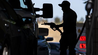 شخص يزود مركبته بالوقود في إحدى المحطات التابعة لشركة "شل" في كاليفورنيا، الولايات المتحدة - المصدر: بلومبرغ