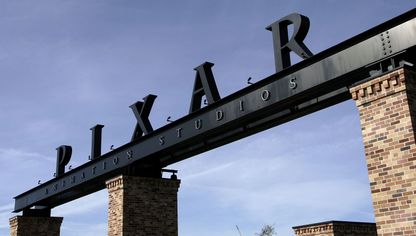 شعار استوديو "بيكسار" خارج بوابته الرئيسية في إيمريفيل بولاية كاليفورنيا، أميركا - المصدر: غيتي إيمجز