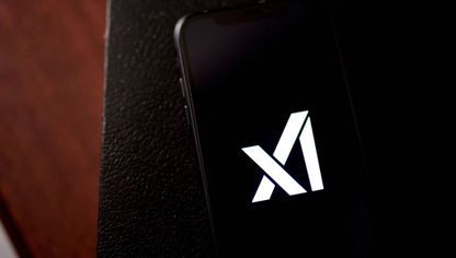 شعار شركة الذكاء الاصطناعي "xAI" على هاتف ذكي - المصدر: بلومبرغ