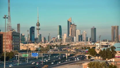 مشهد عام لمدينة الكويت بمبانيها المكتبية وناطحات السحاب، بما في ذلك برج التحرير ، الكويت. - المصدر: بلومبرغ