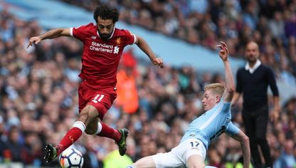 لاعب ليفربول المصري محمد صلاح يتجاوز لاعب مانشستر سيتي البلجيكي كيفن دي بروين خلال مباراة الفريقين بالدوري الإنجليزي - المصدر: بلومبرغ