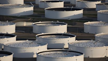 صهاريج تخزين النفط في كوشينغ، أوكلاهوما، الولايات المتحدة - المصدر: بلومبرغ