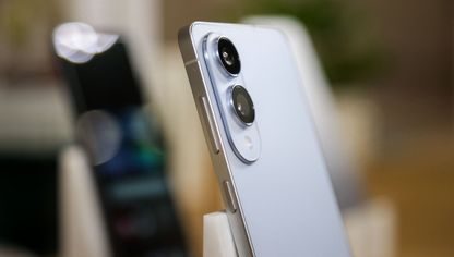عرض هاتف "سامسونغ Galaxy S25 Edge" في صالة عرض "سامسونغ" - بلومبرغ