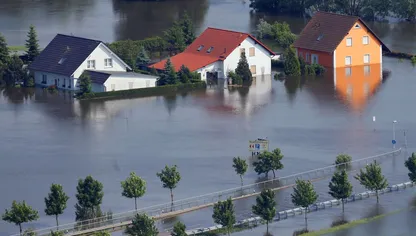 صورة جوية لمنازل تغمرها المياه جزئياً من فيضان نهر بمدينة فيشبيك بألمانيا. المفوضية الأوربية تطرح خطة مناخ أكثر تشديداً للتفاوض. - المصدر: بلومبرغ