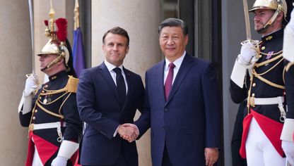  الرئيس الفرنسي إيمانويل ماكرون ونظيره الصيني شي جين بينغ في باريس خلال زيارة تعود لتاريخ 6 مايو 2024 - المصدر: بلومبرغ