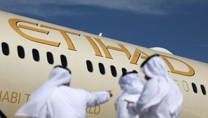 زوار أمام طائرة ركاب من طراز بوينغ 787-9 دريملاينر، تشغلها الاتحاد للطيران، في معرض دبي للطيران في دبي، الإمارات العربية المتحدة - المصدر: بلومبرغ