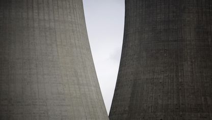 أبراج التبريد في محطة للطاقة النووية - بلومبرغ