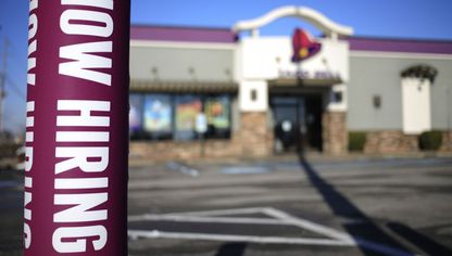 لافتة "توظيف الآن" خارج مطعم Yum! Brands Inc. Taco Bell في لويزفيل، كنتاكي، الولايات المتحدة. - المصدر: بلومبرغ