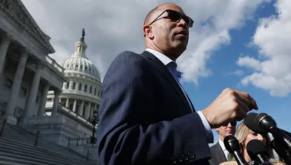 زعيم الديمقراطيين في مجلس النواب حكيم جيفريز يتحدث في مؤتمر صحفي أمام مبني الكابيتول بتاريخ الثاني من أكتوبر 2025، واشنطن، الولايات المتحدة - Getty Images