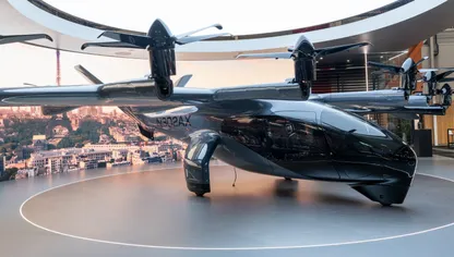 تاكسي طائر كهربائي من طراز "إي في تول" تابع لشركة "آرتشر أفييشن" في معرض باريس الجوي 2025 - بلومبرغ