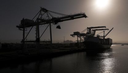 رافعة شحن في ميناء أوكلاند، كاليفورنيا، الولايات المتحدة - المصدر: غيتي إيماجز