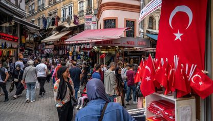 أعلام تركيا للبيع في متجر للهدايا التذكارية في بازار محمود باشا بحي الفاتح في إسطنبول، تركيا. - المصدر: بلومبرغ