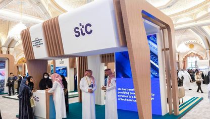 موظفون وزوار في جناح stc خلال منتدى صندوق الاستثمارات العامة والقطاع الخاص في الرياض، المملكة العربية السعودية، 7 فبراير 2024 - الشرق