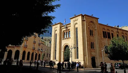 علم لبنان يعلو مقر البرلمان في العاصمة بيروت - AFP