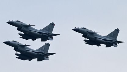 مقاتلات "J10-C" التابعة للقوات الجوية الباكستانية من إنتاج شركة "تشنغدو إير كرافت" الصينية خلال تحليقها - AFP
