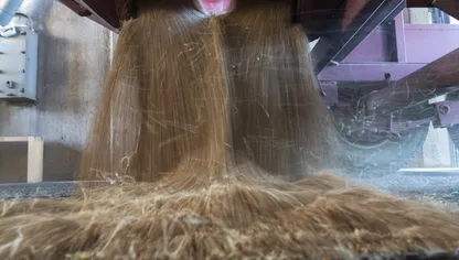 القمح يتدفق بكثافة من فتحتين أسفل آلة تفريغ داخل منشأة زراعية أميركية - بلومبرغ