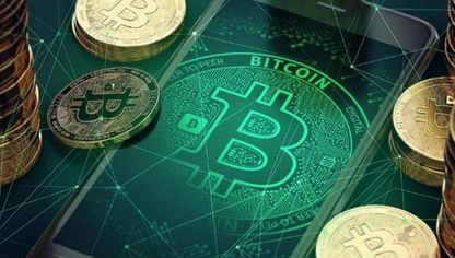 قطع رمزية تحمل شعار العملة المشفرة "بتكوين" - المصدر: بلومبرغ