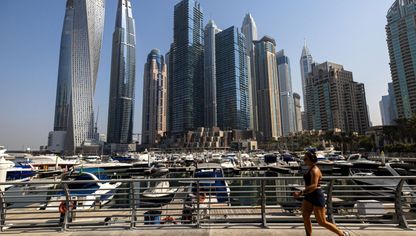 قوارب راسية أمام ناطحات سحاب سكنية وتجارية في منطقة مرسى دبي (دبي مارينا)، دبي، الإمارات العربية المتحدة - المصدر: بلومبرغ