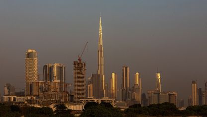 مشهد عام لمدينة دبي، ويظهر في وسط الصورة برج خليفة أعلى ناطحة سحاب في العالم. دبي. الإمارات العربية المتحدة - المصدر: بلومبرغ